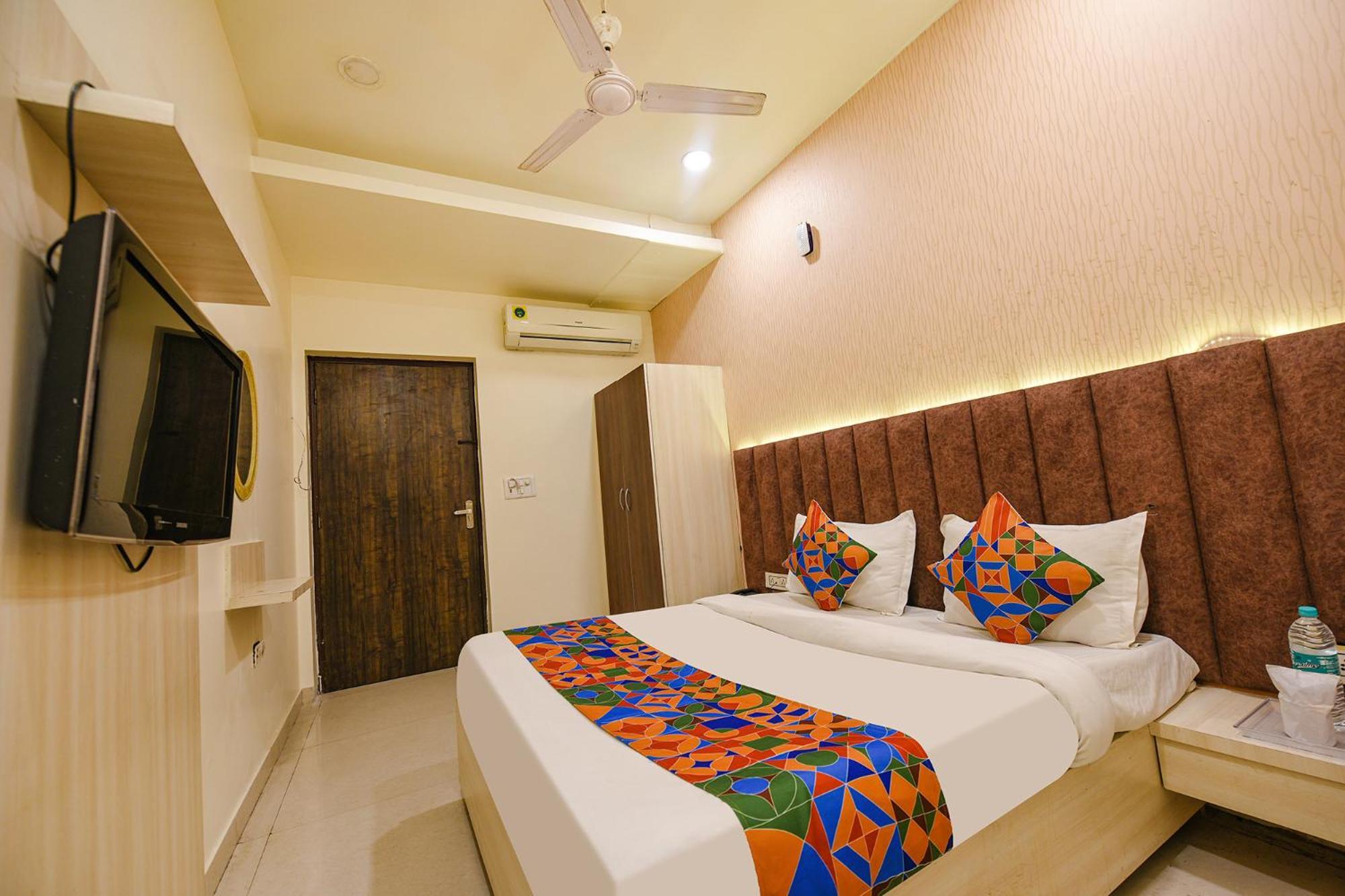 Hotel OYO 90662 Heaven Seven Neu-Delhi Exterior foto